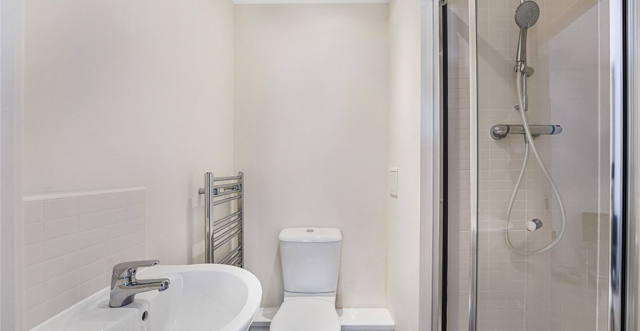 2 bedroom property for sale in Greenhithe | Robinson Jackson