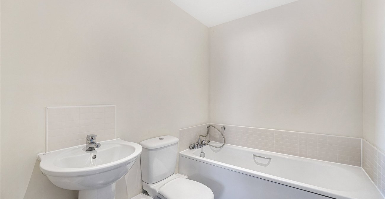 2 bedroom property for sale in Greenhithe | Robinson Jackson