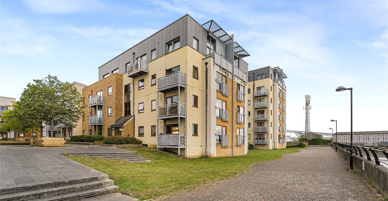 2 bedroom property for sale in Greenhithe | Robinson Jackson