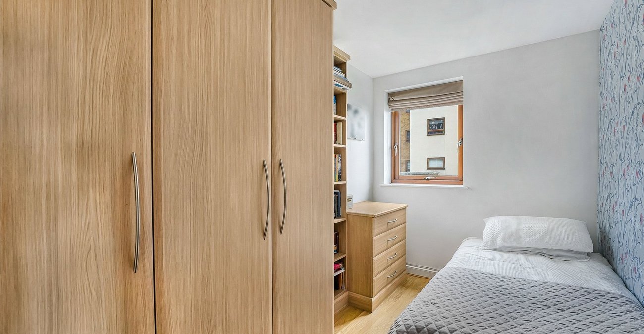 2 bedroom property for sale in Greenhithe | Robinson Jackson