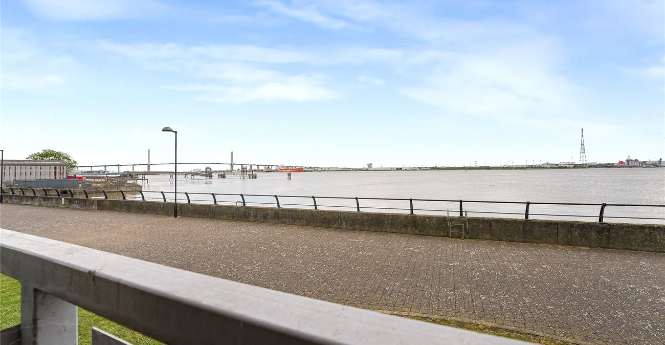 2 bedroom property for sale in Greenhithe | Robinson Jackson