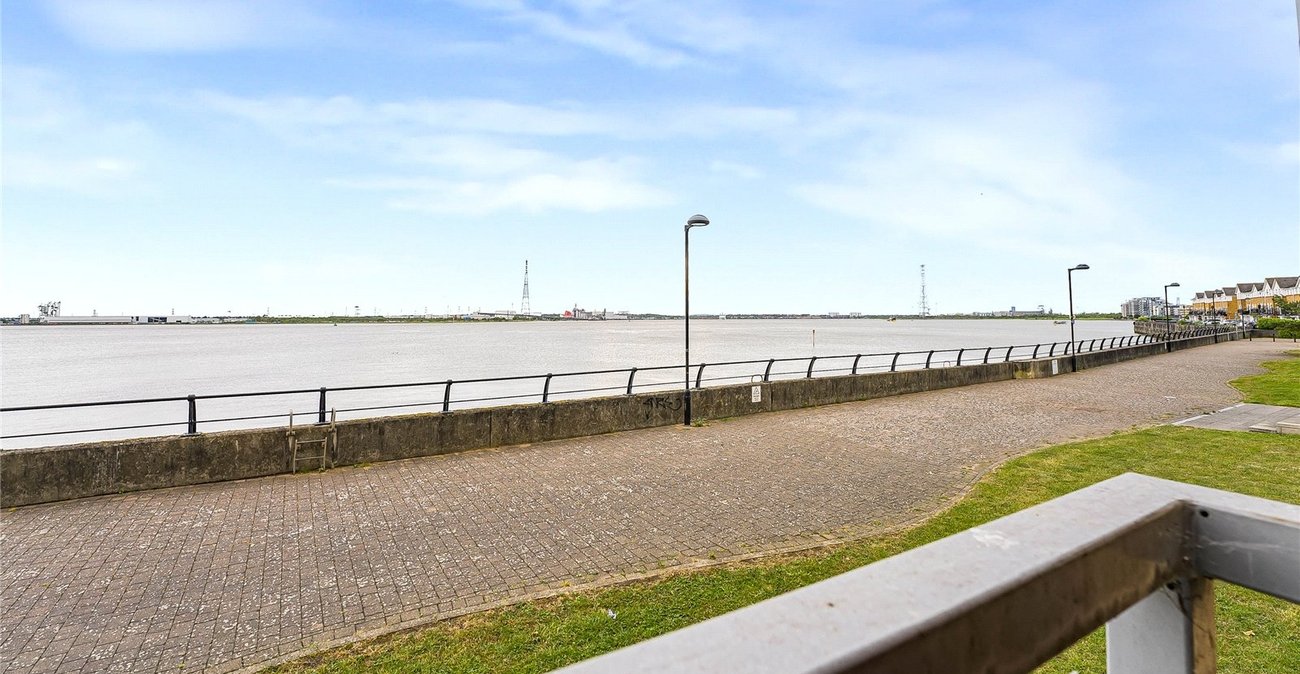2 bedroom property for sale in Greenhithe | Robinson Jackson