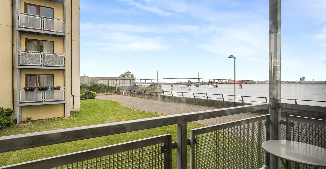 2 bedroom property for sale in Greenhithe | Robinson Jackson