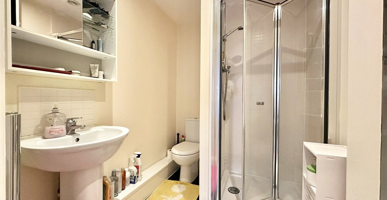 2 bedroom property for sale in Greenhithe | Robinson Jackson