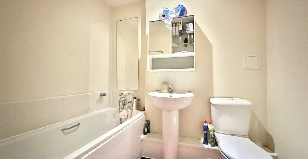 2 bedroom property for sale in Greenhithe | Robinson Jackson