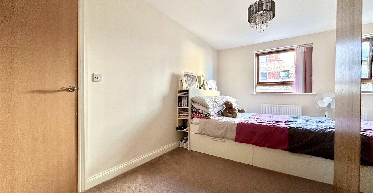 2 bedroom property for sale in Greenhithe | Robinson Jackson