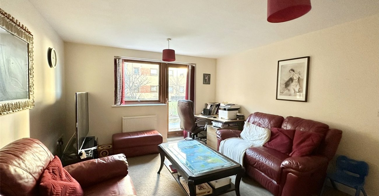 2 bedroom property for sale in Greenhithe | Robinson Jackson