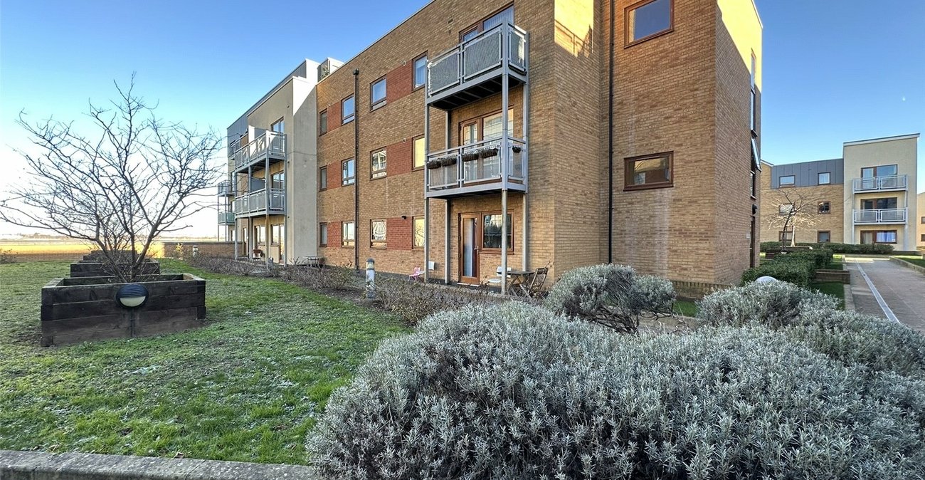 2 bedroom property for sale in Greenhithe | Robinson Jackson