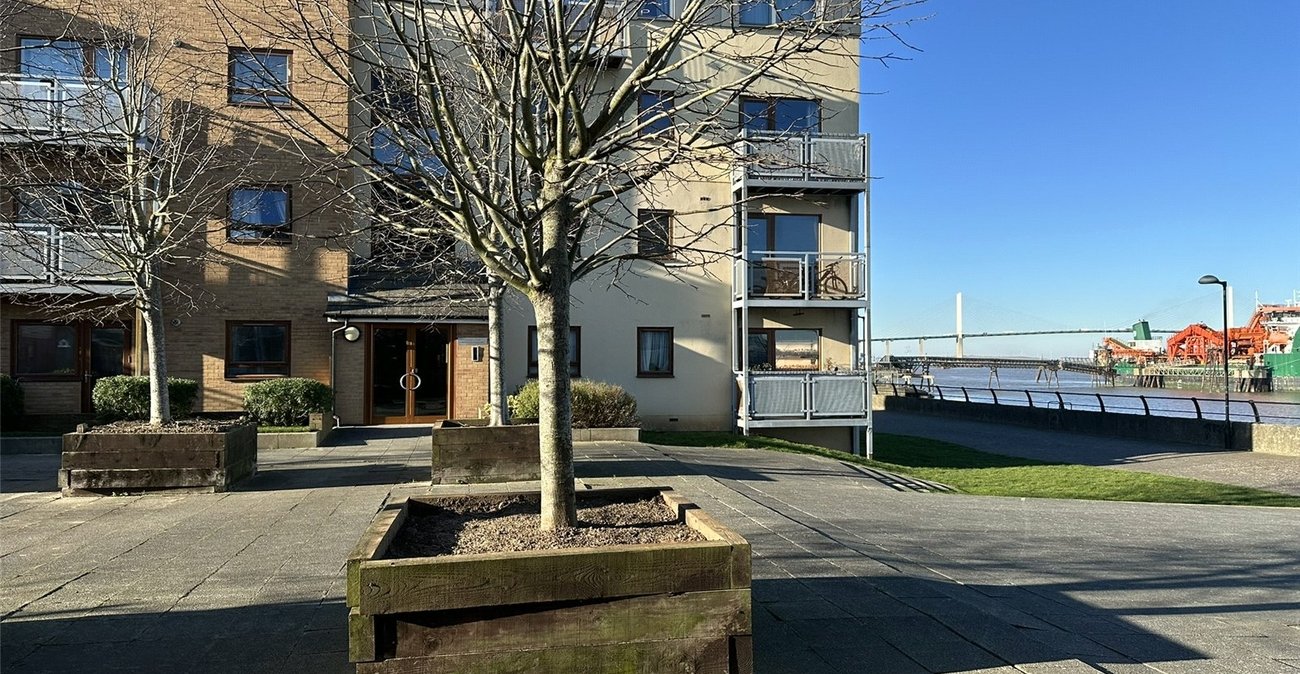 2 bedroom property for sale in Greenhithe | Robinson Jackson