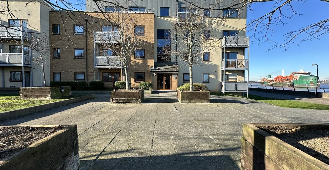 2 bedroom property for sale in Greenhithe | Robinson Jackson