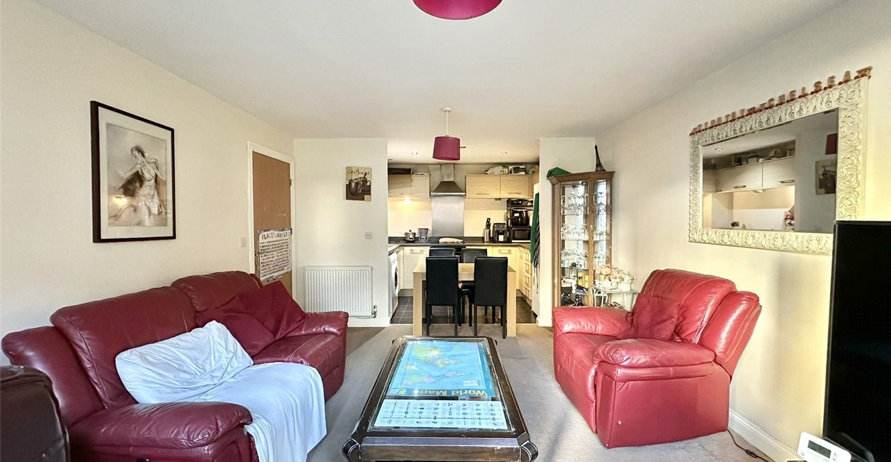 2 bedroom property for sale in Greenhithe | Robinson Jackson