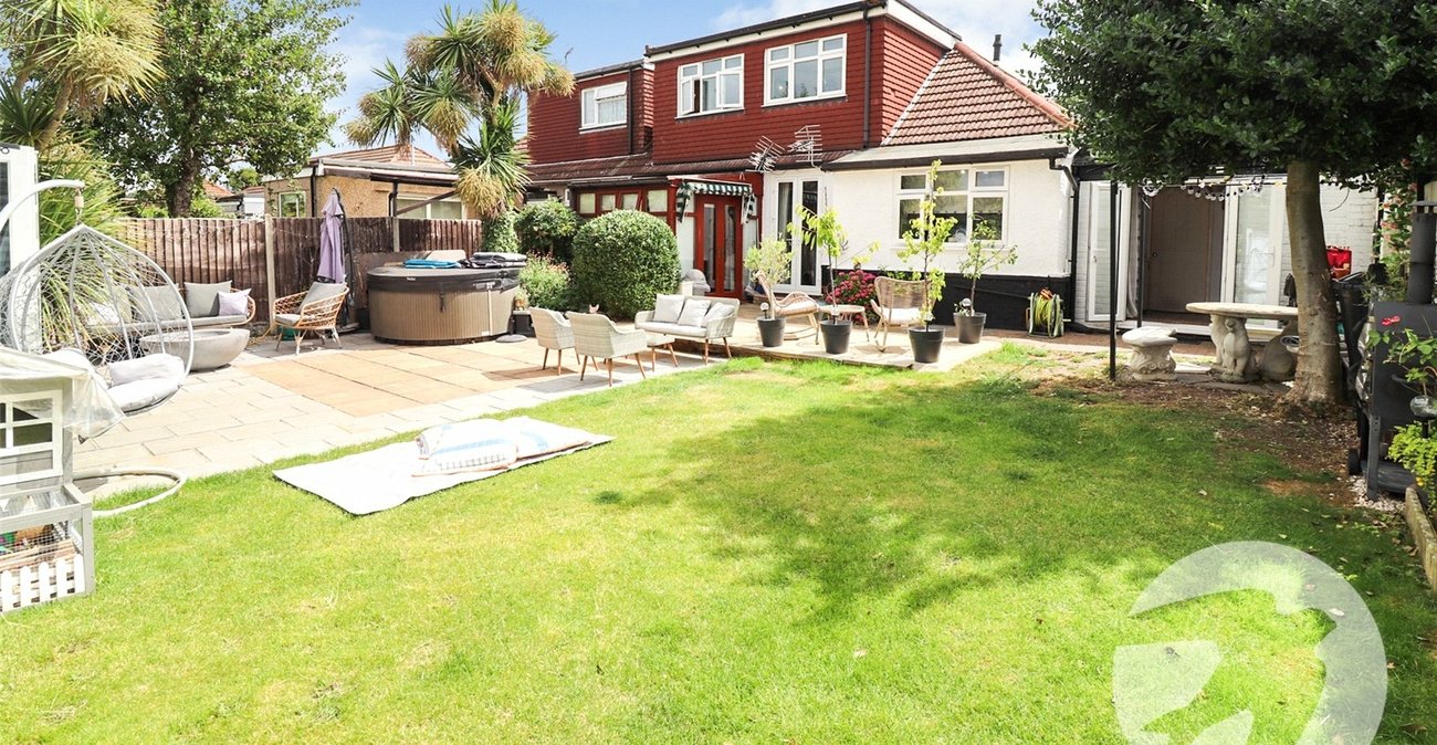 4 bedroom bungalow for sale in Northumberland Heath | Robinson Jackson