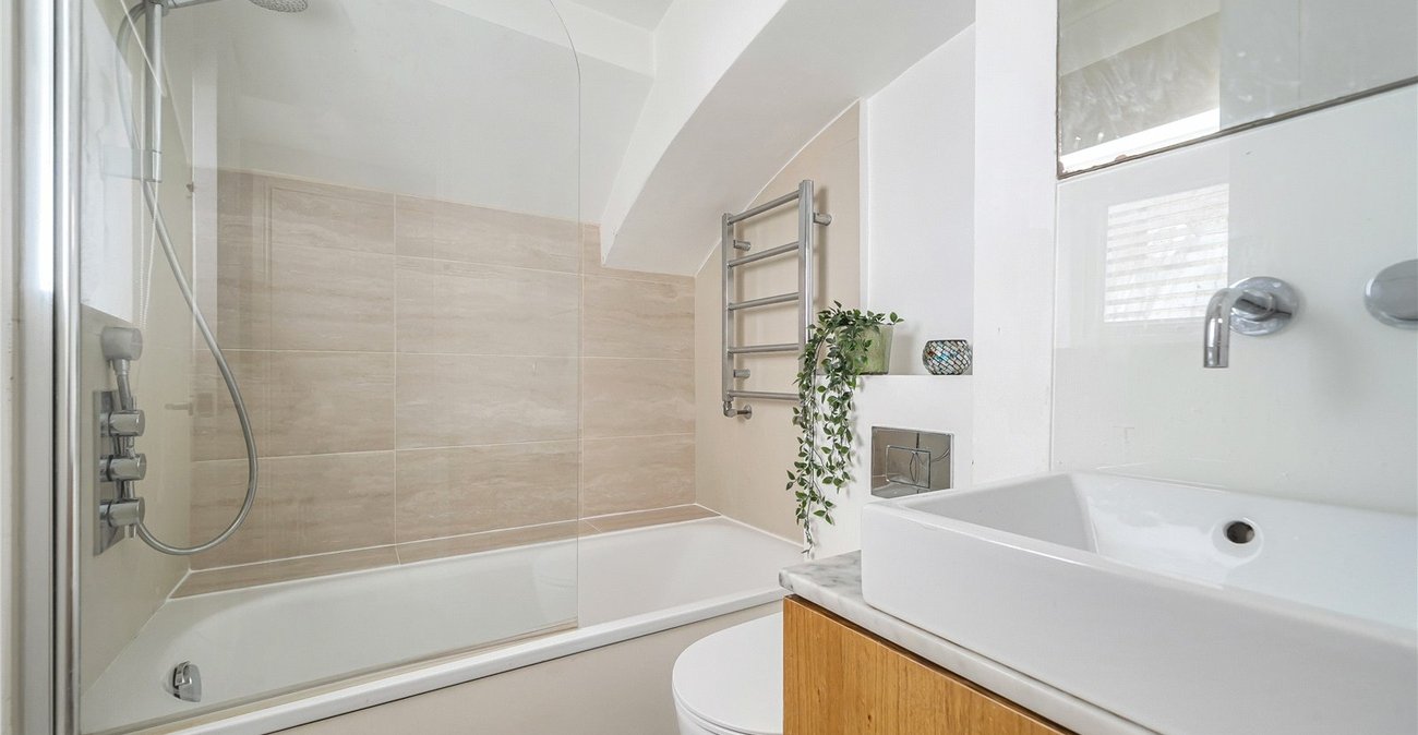 2 bedroom property for sale in London | Robinson Jackson