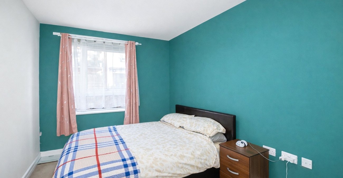 3 bedroom property for sale in London | Robinson Jackson