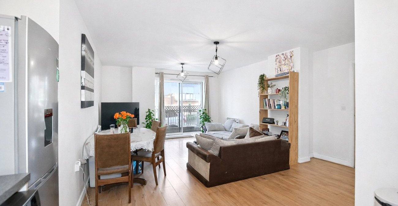 3 bedroom property for sale in London | Robinson Jackson