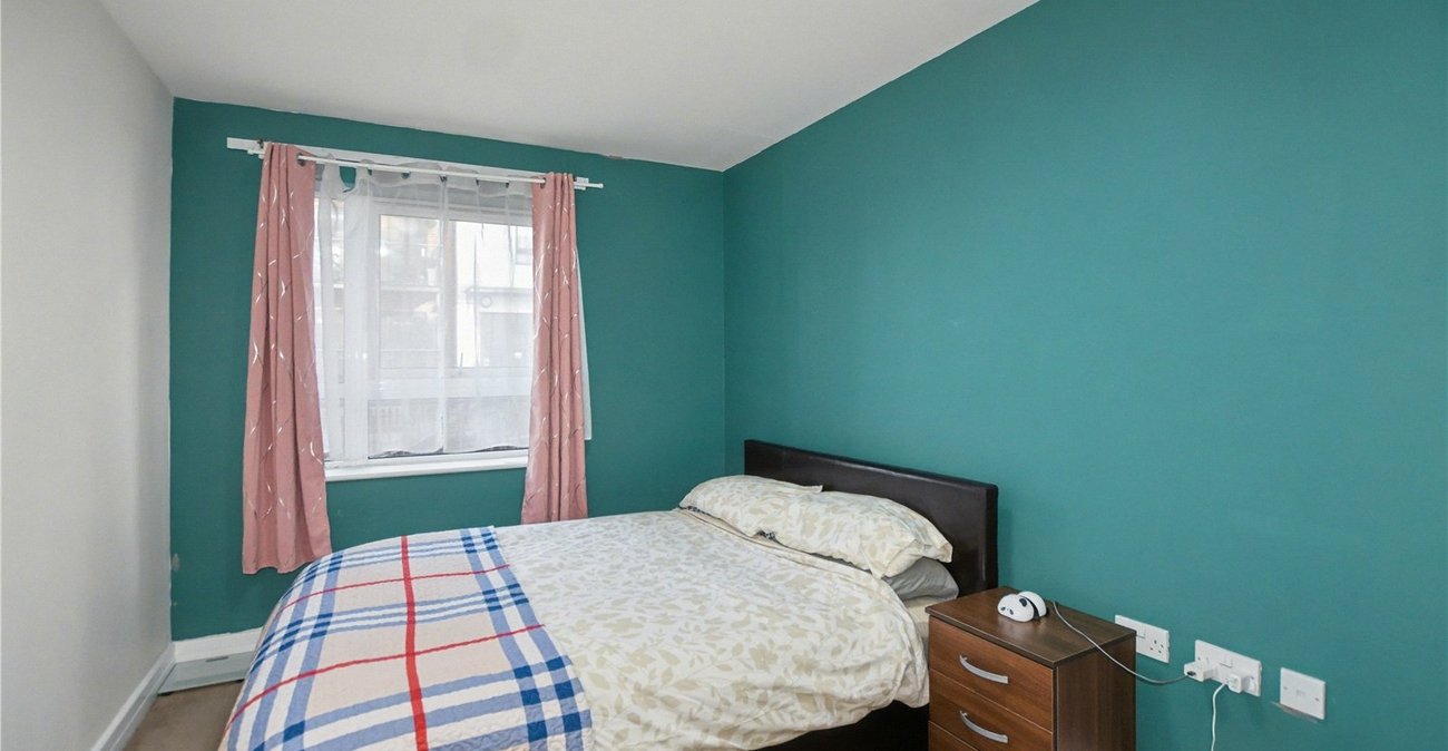 3 bedroom property for sale in London | Robinson Jackson