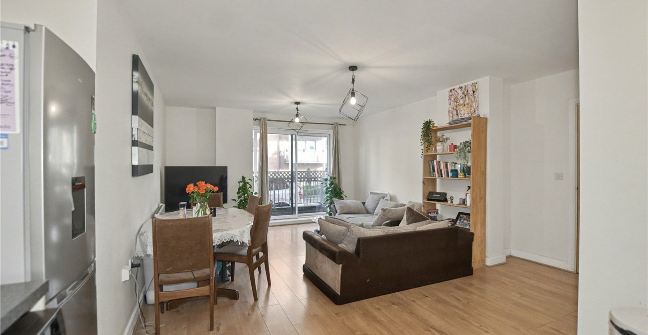 3 bedroom property for sale in London | Robinson Jackson