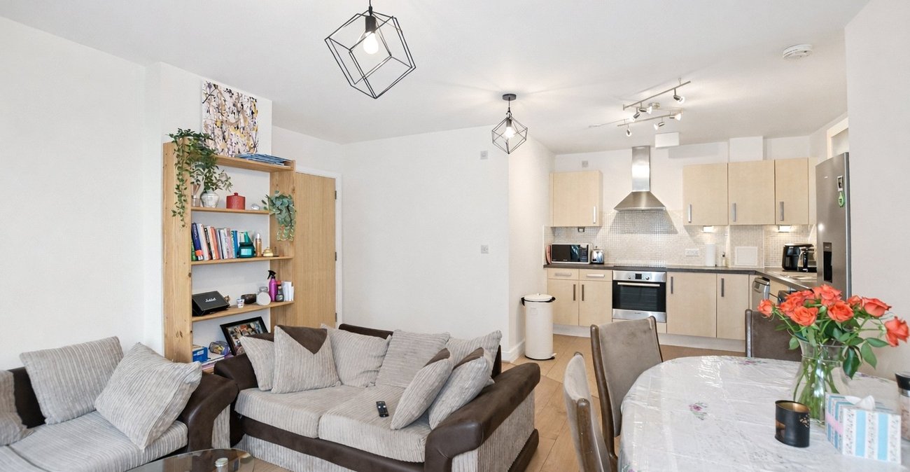 3 bedroom property for sale in London | Robinson Jackson