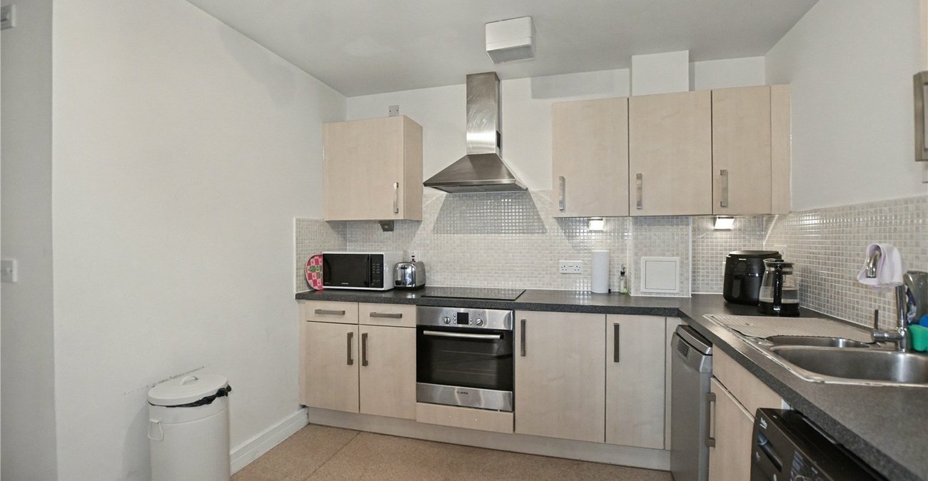 3 bedroom property for sale in London | Robinson Jackson