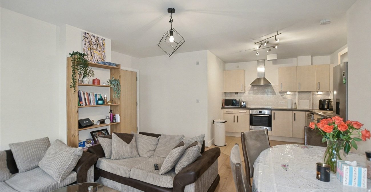 3 bedroom property for sale in London | Robinson Jackson