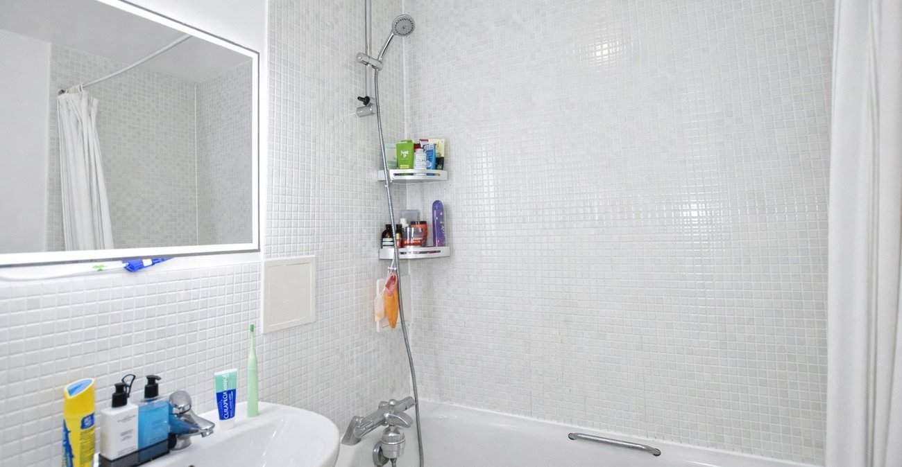 3 bedroom property for sale in London | Robinson Jackson