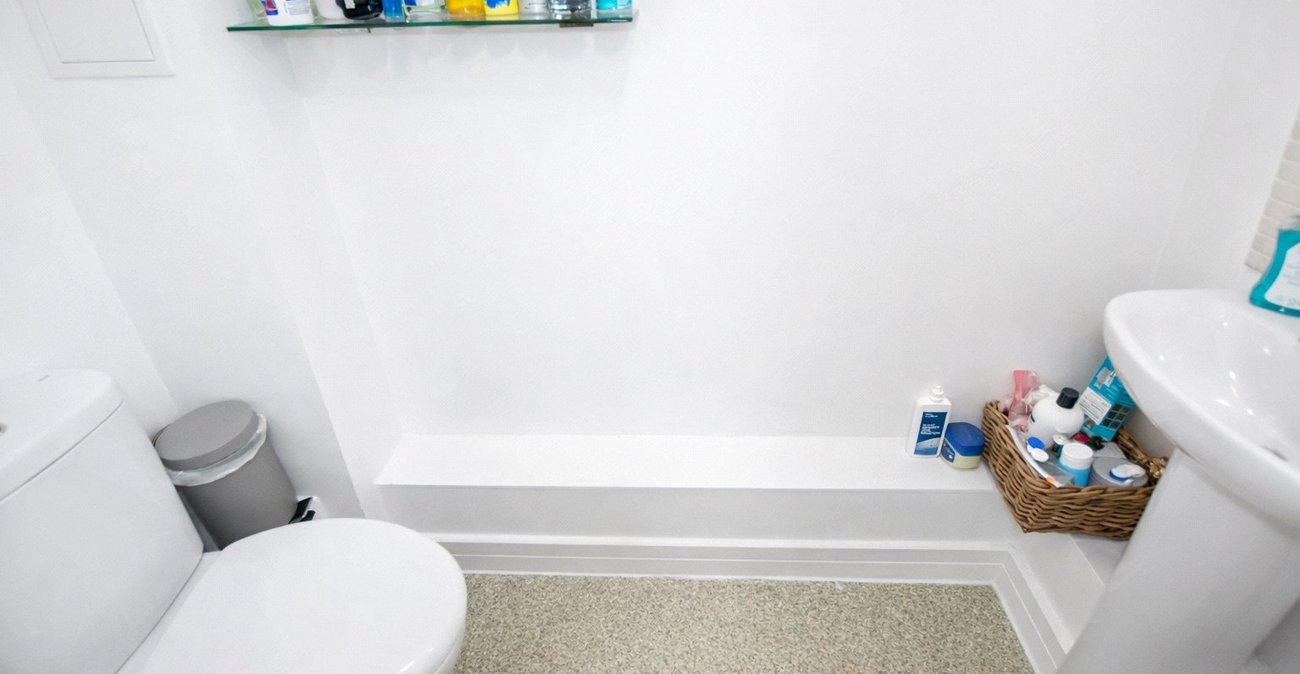 3 bedroom property for sale in London | Robinson Jackson