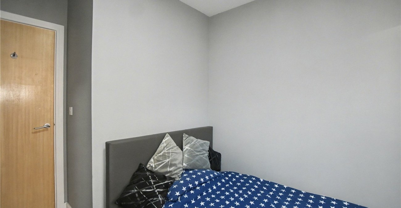 3 bedroom property for sale in London | Robinson Jackson