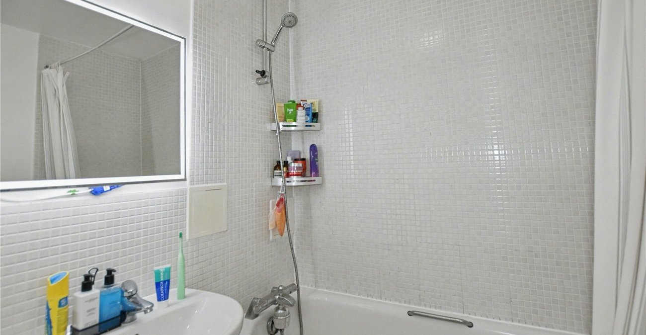 3 bedroom property for sale in London | Robinson Jackson