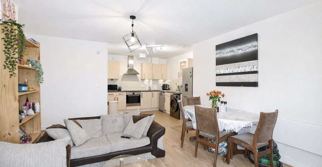3 bedroom property for sale in London | Robinson Jackson