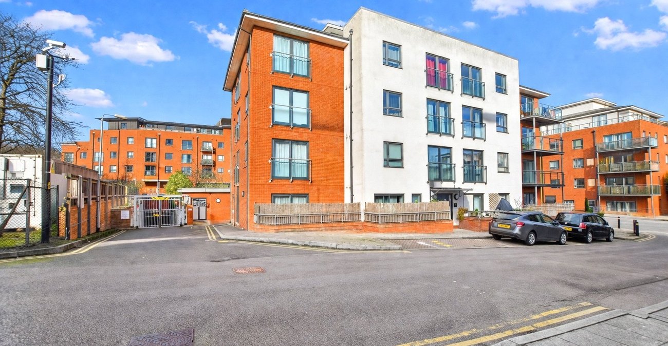 3 bedroom property for sale in London | Robinson Jackson