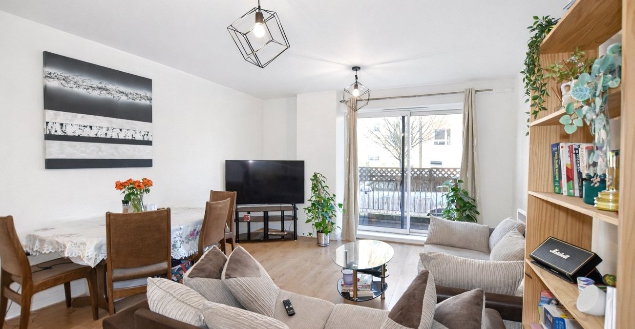 3 bedroom property for sale in London | Robinson Jackson