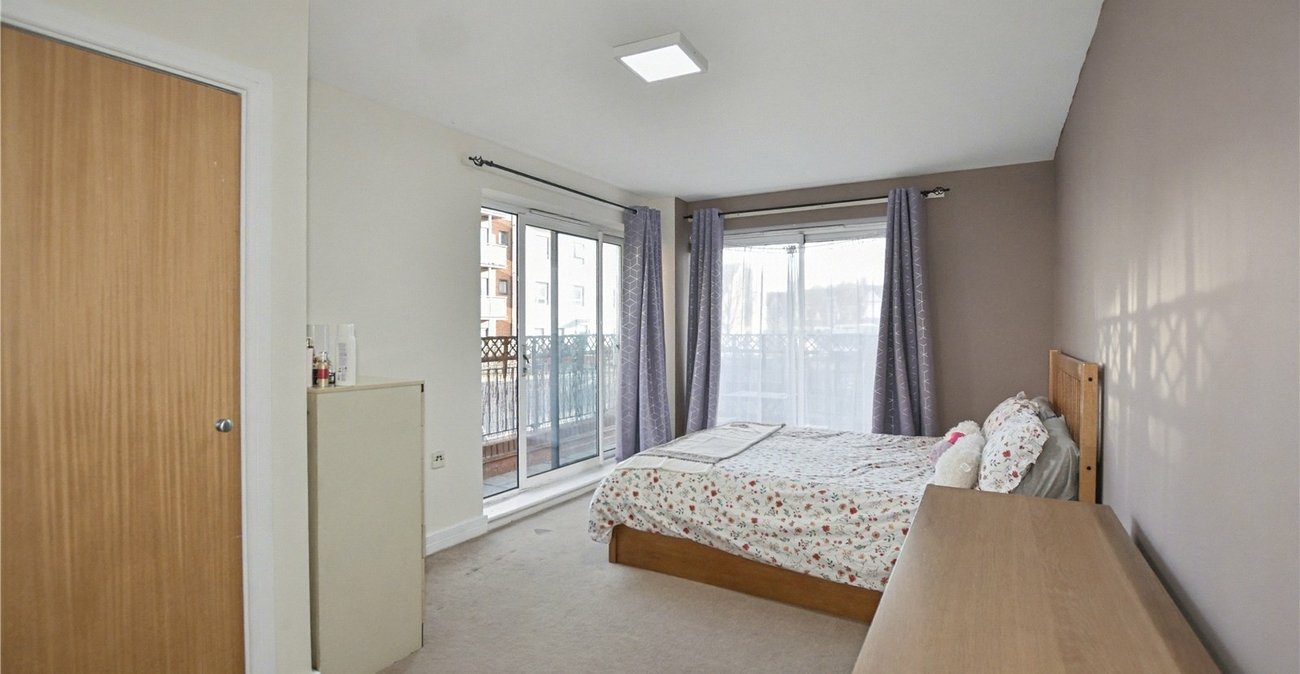 3 bedroom property for sale in London | Robinson Jackson
