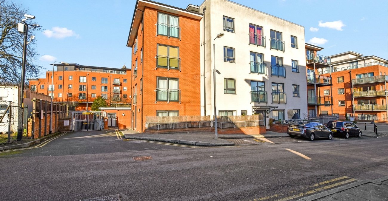 3 bedroom property for sale in London | Robinson Jackson