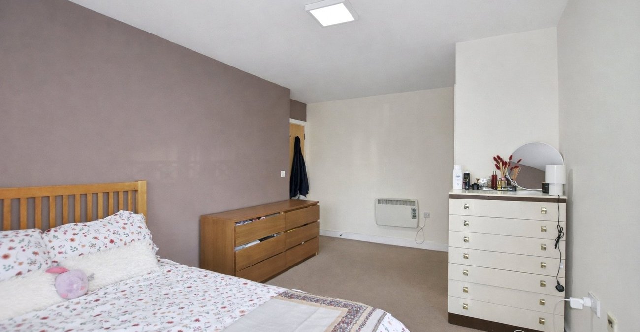 3 bedroom property for sale in London | Robinson Jackson