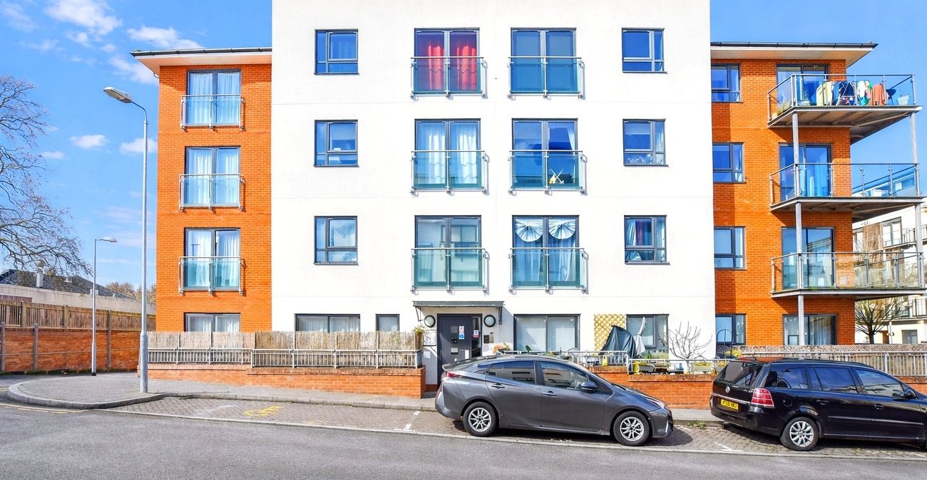 3 bedroom property for sale in London | Robinson Jackson
