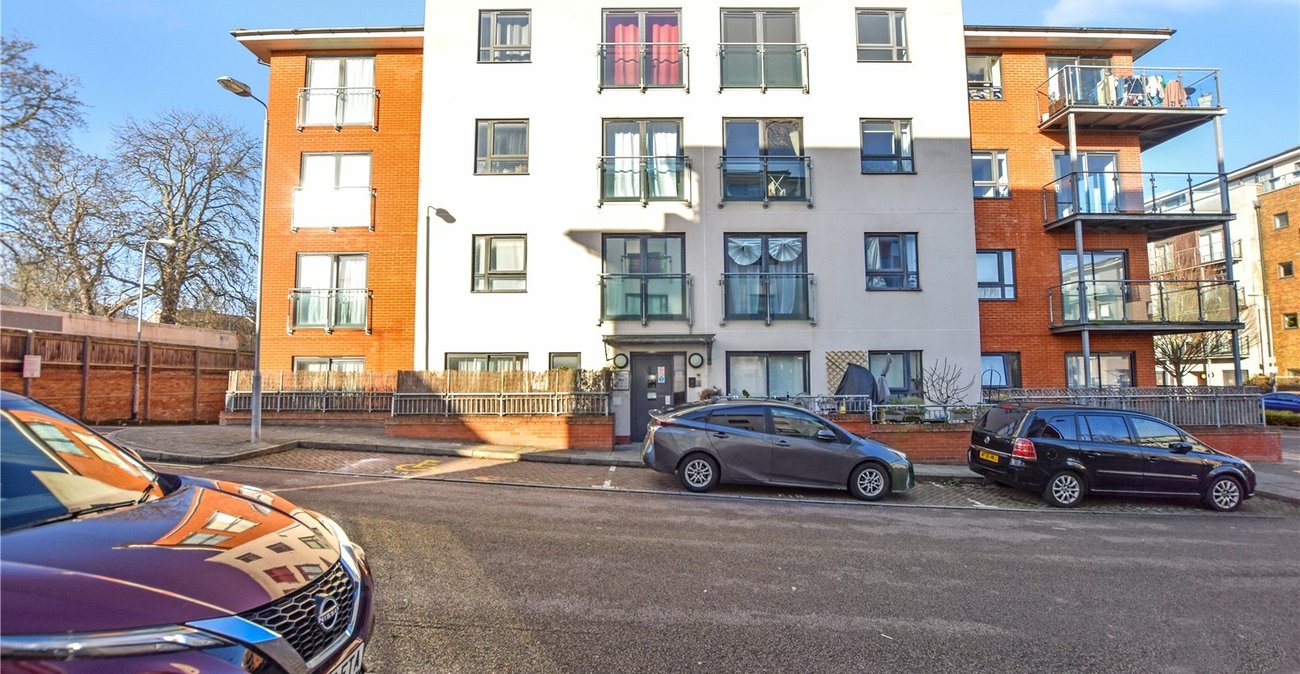 3 bedroom property for sale in London | Robinson Jackson