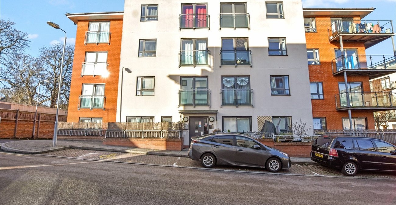 3 bedroom property for sale in London | Robinson Jackson