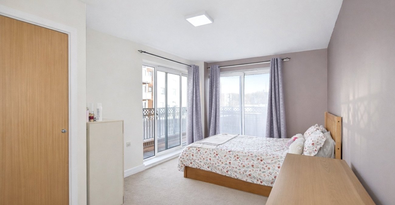 3 bedroom property for sale in London | Robinson Jackson