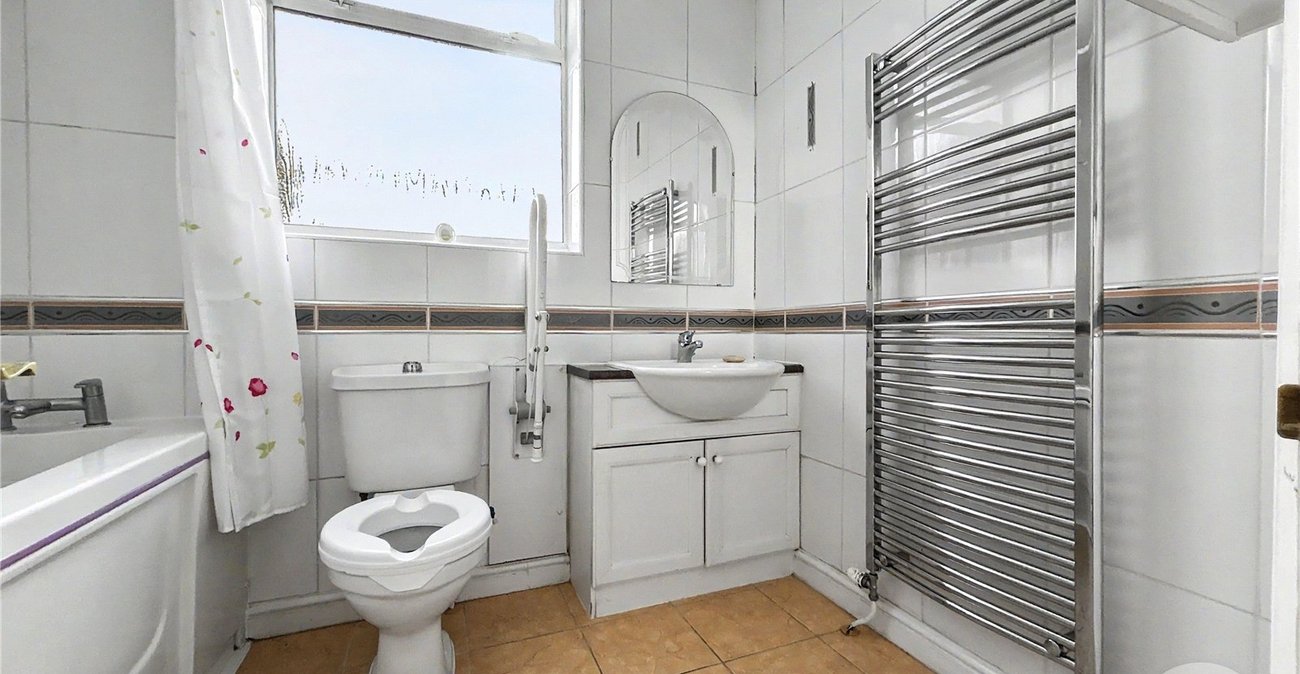 2 bedroom bungalow for sale in Sidcup | Robinson Jackson