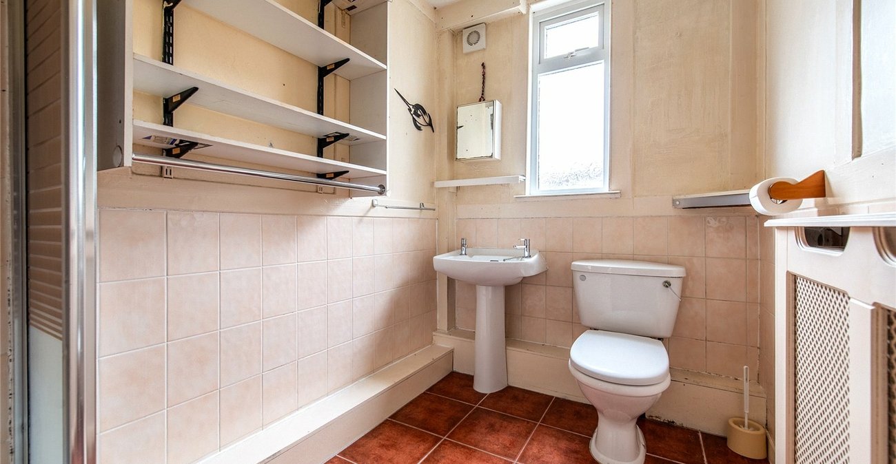 2 bedroom bungalow for sale in Weavering | Robinson Michael & Jackson