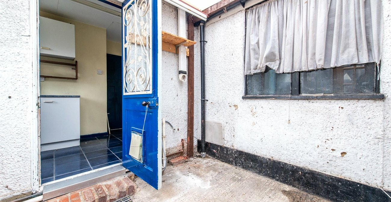 2 bedroom bungalow for sale in Weavering | Robinson Michael & Jackson