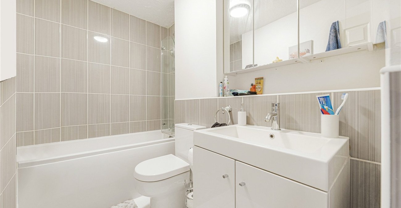 2 bedroom property for sale in Dartford | Robinson Jackson