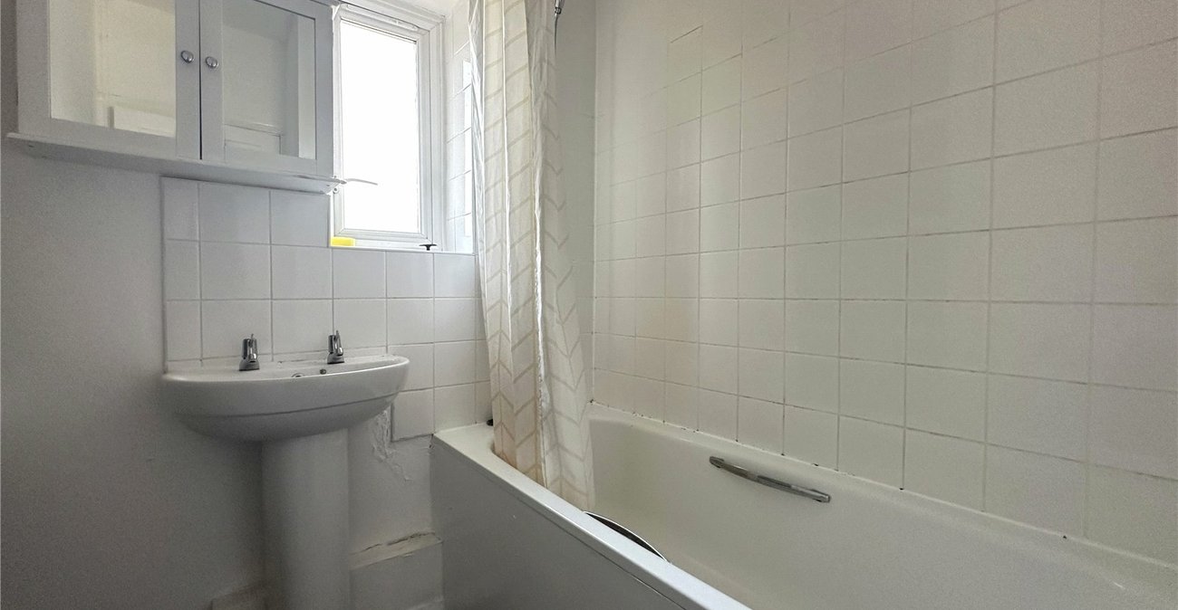 3 bedroom house for sale in London | Robinson Jackson