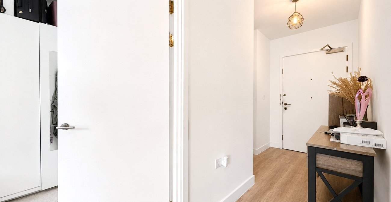 2 bedroom property for sale in London | Robinson Jackson