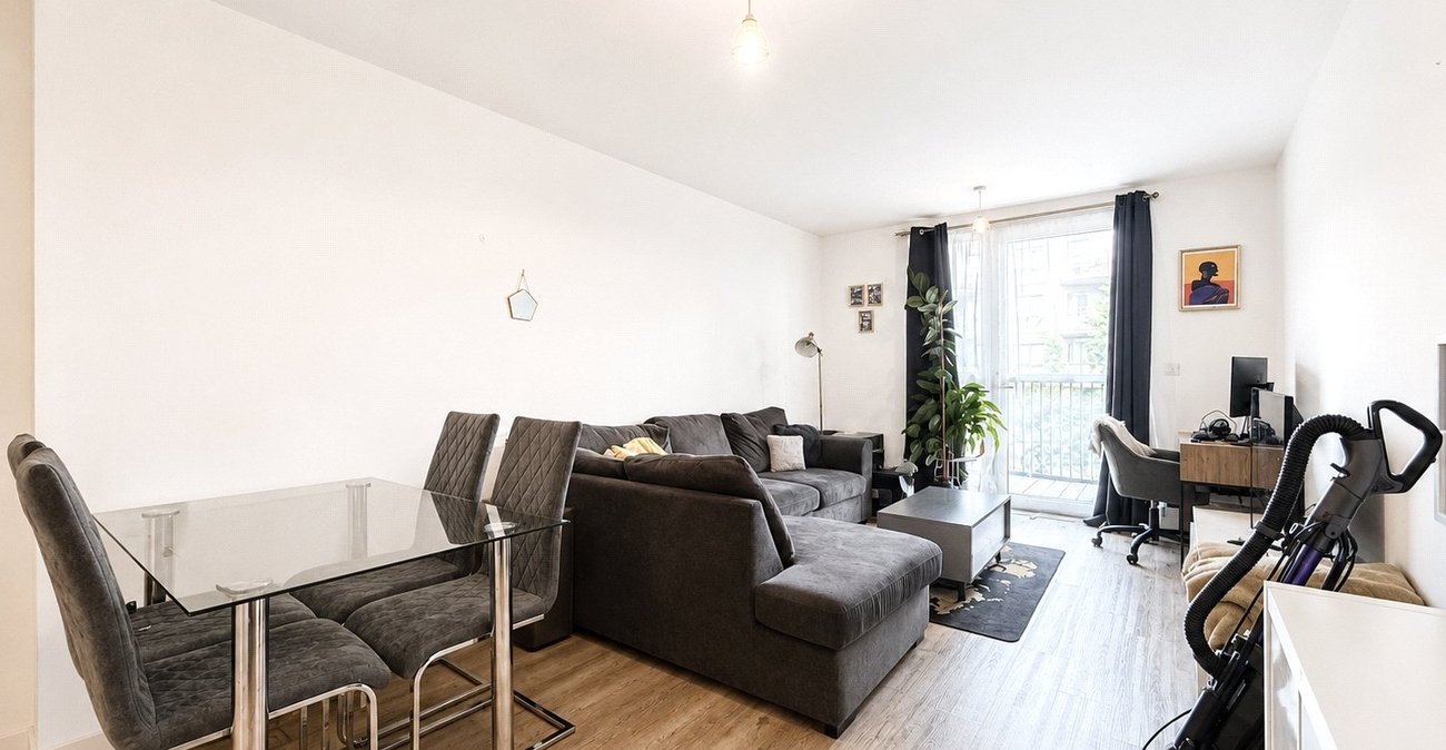 2 bedroom property for sale in London | Robinson Jackson