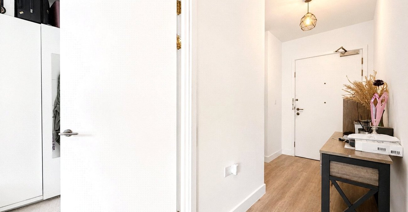2 bedroom property for sale in London | Robinson Jackson