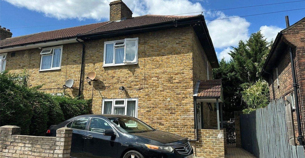 3 bedroom house for sale in London | Robinson Jackson
