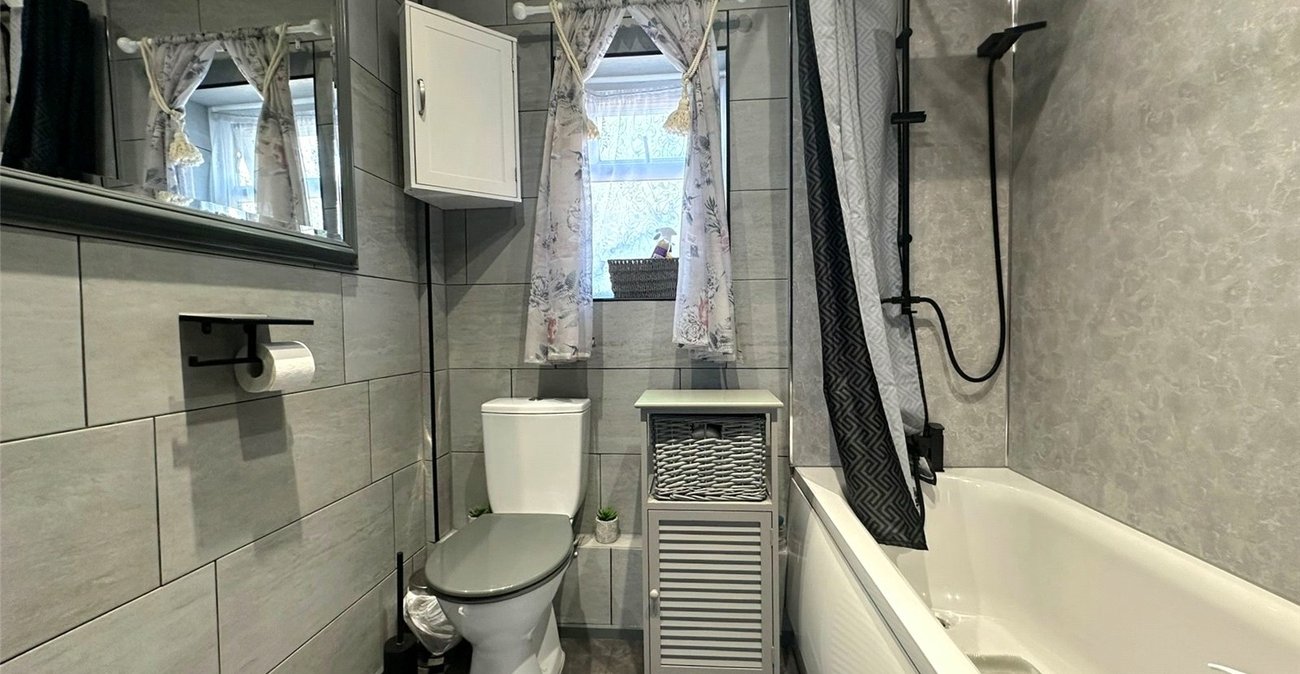 3 bedroom house for sale in London | Robinson Jackson