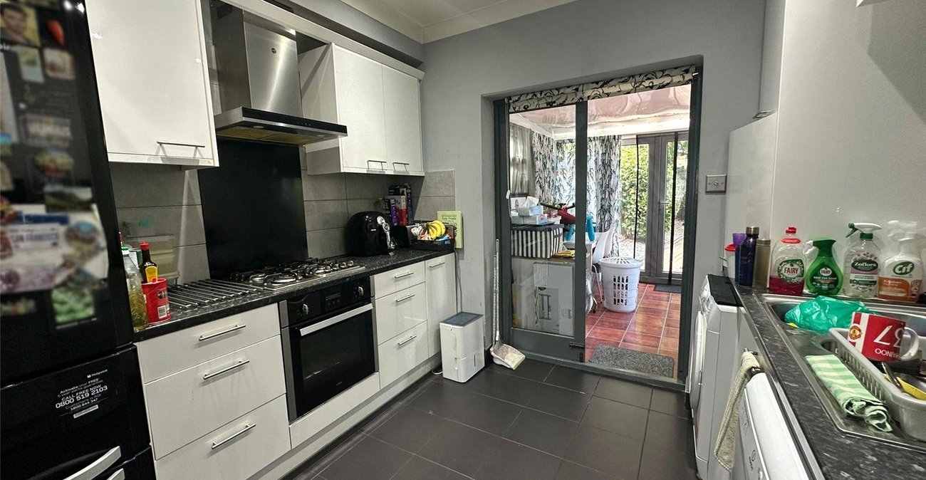 3 bedroom house for sale in London | Robinson Jackson