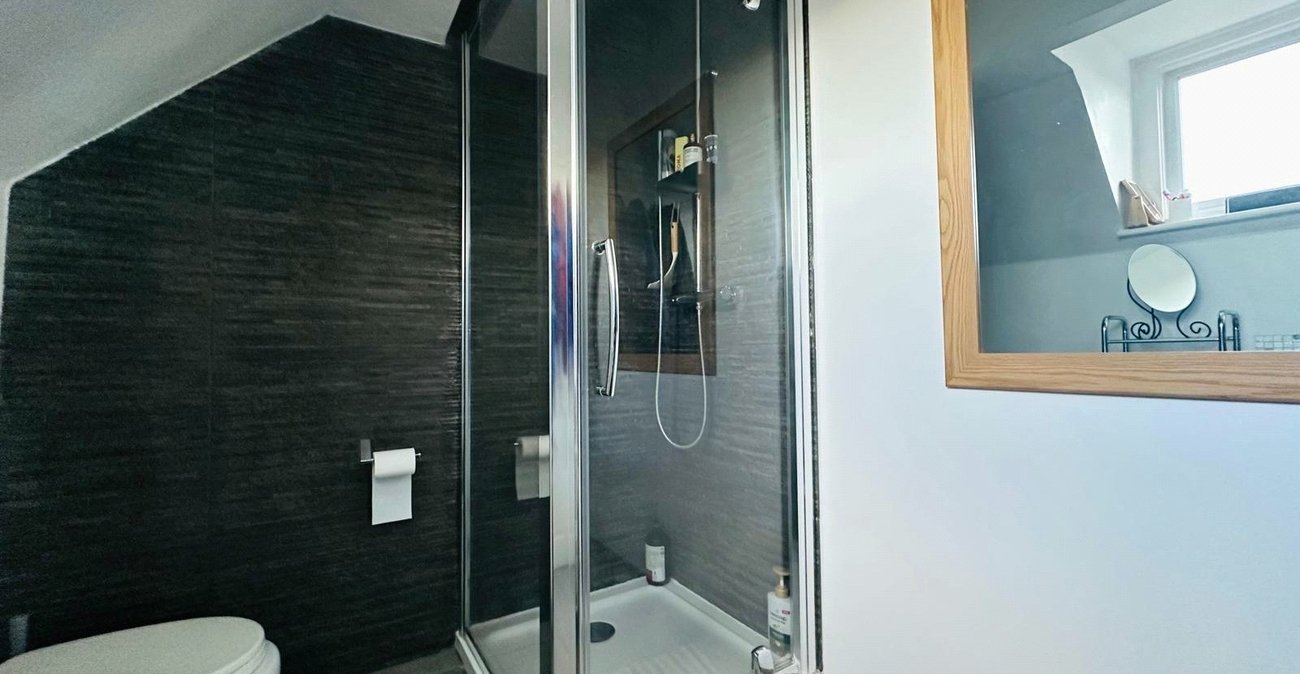 2 bedroom house for sale in London | Robinson Jackson